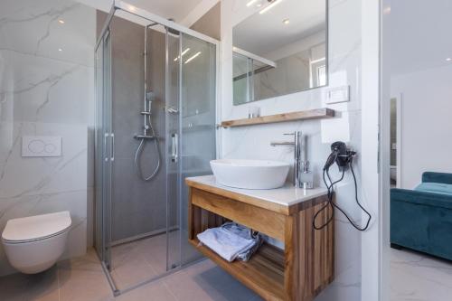 ein Bad mit einem Waschbecken und einer Dusche in der Unterkunft Villa Ancora in Rovinj