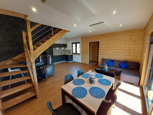 een woonkamer met een eettafel en een trap bij Osada Orlica 1 in Lasowka