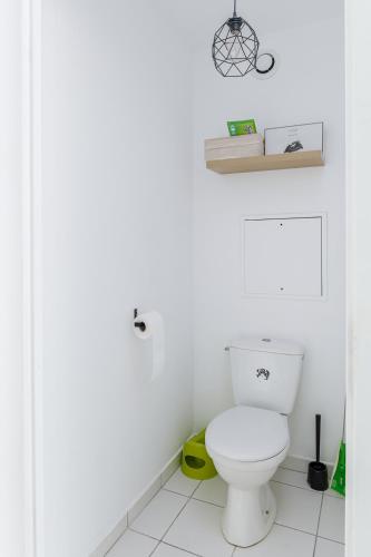 une salle de bain avec des toilettes blanches dans une chambre dans l'établissement Apartment Epinette 2 bedroomed near Disneyland Paris, à Magny-le-Hongre