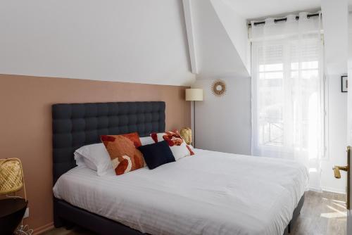 1 dormitorio con 1 cama grande y cabecero azul en Apartment Epinette 2 bedroomed near Disneyland Paris, en Magny-le-Hongre