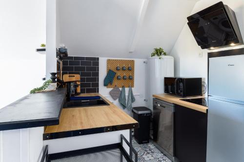 una pequeña cocina con fregadero y nevera. en Apartment Epinette 2 bedroomed near Disneyland Paris, en Magny-le-Hongre