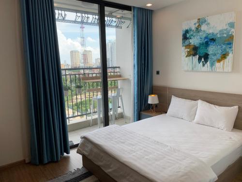 Giường trong phòng chung tại A Cosy Apartment in Vinhomes Green Bay Ha Noi