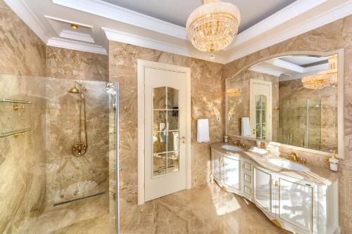 Ванная комната в Eden Park Luxury Villas