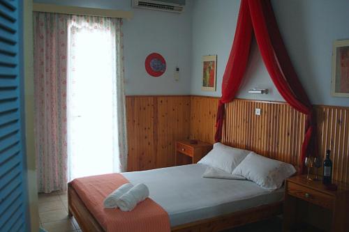 Un pat sau paturi într-o cameră la Diamanto Rooms
