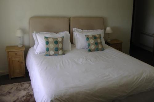 A bed or beds in a room at Lellizzick Bed and Breakfast 