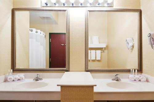 - Baño con 2 lavabos y 2 espejos en Holiday Inn Express Durham-UNH, an IHG Hotel en Durham