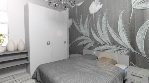 sypialnia z łóżkiem i tapetą kwiatową w obiekcie Guesthouse Aaron2 w mieście Neapol