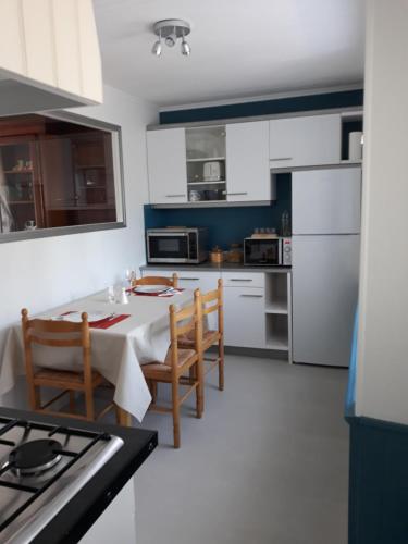 een keuken met een tafel en stoelen in een keuken bij Cale In in Port-Louis