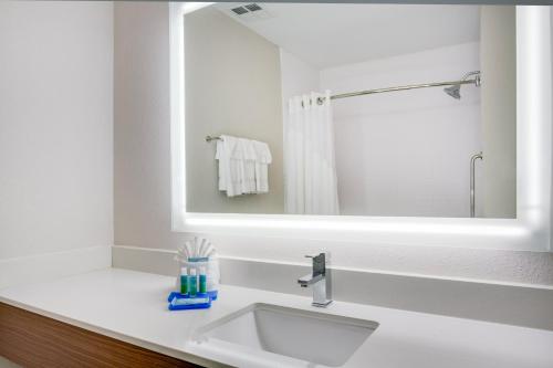Vonios kambarys apgyvendinimo įstaigoje Holiday Inn Express & Suites., an IHG Hotel