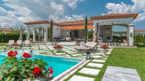 una casa con piscina y patio en Eden Park Luxury Villas, en Sunny Beach