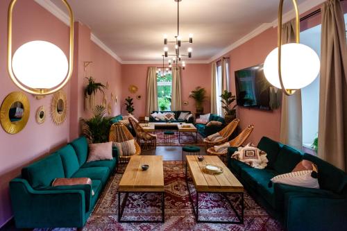 una sala de estar con sofás y mesas azules en BOHO HOUSE, en Ustrzyki Dolne