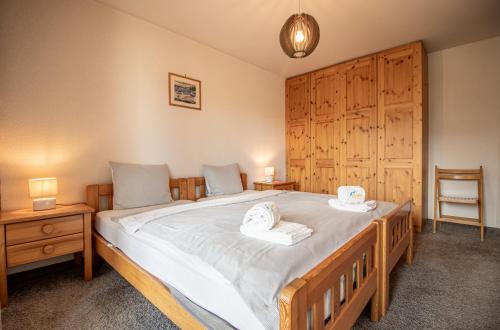 Tempat tidur dalam kamar di Galerie Obersee 1C by Arosa Holiday