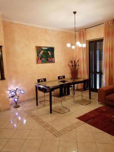 - un salon avec une table et un canapé dans l'établissement La Casa di Laura, à Cirié