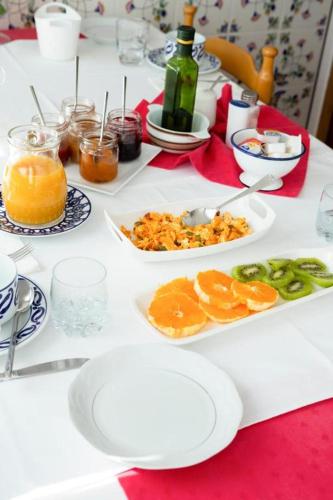 a white table with plates of food on it at El Descanso de Wendy in Astorga