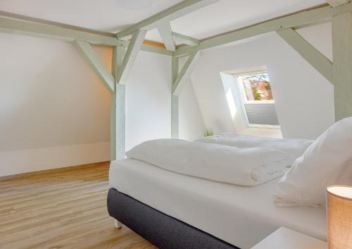 2 camas en una habitación con ventana en Gutshaus No4, en Heiligenhafen