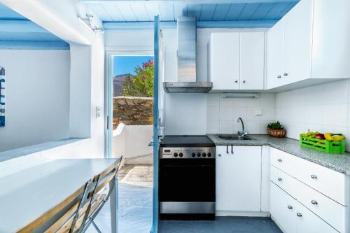 Virtuvė arba virtuvėlė apgyvendinimo įstaigoje Sea View Villa Serifos Island