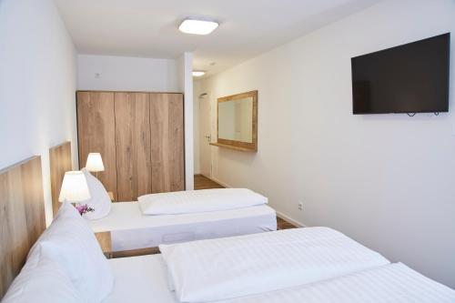 Una cama o camas en una habitación de Lothringer Hof