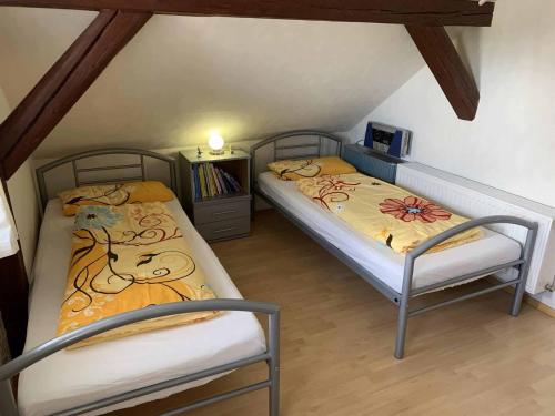 2 camas individuales en una habitación con ático en Ferienwohnung Mäschker, en Kurort Altenberg