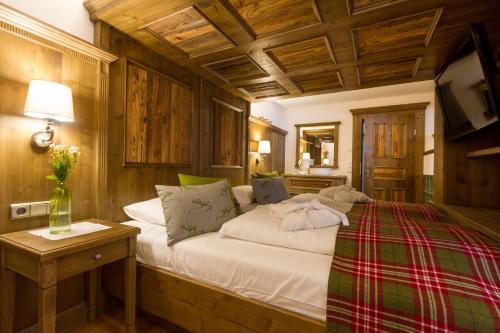 Un pat sau paturi într-o cameră la Kienle - das Kräuterhotel