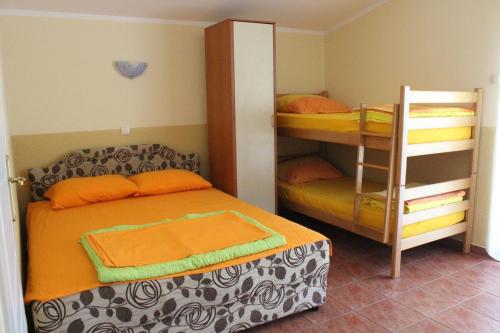 1 Schlafzimmer mit 1 Bett und 2 Etagenbetten in der Unterkunft Vila AKI-KA in Sutomore