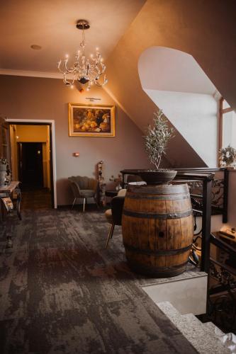 a living room with a barrel and a chandelier at Winny Dworek in Sulechów