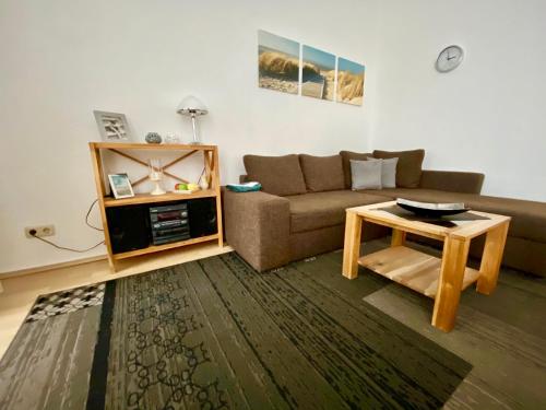 ein Wohnzimmer mit einem Sofa und einem Couchtisch in der Unterkunft Villa Bergfried in Bansin