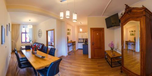 a living room with a dining table and a kitchen at Perła Wadowic Trybunalska in Wadowice