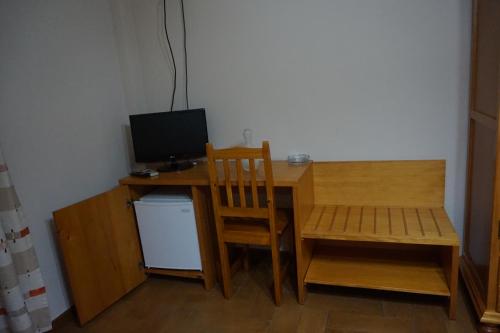 A television and/or entertainment centre at Hostal Ana