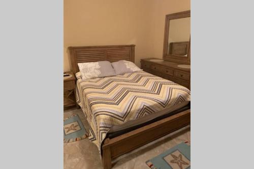 - une chambre avec un lit, une commode et un miroir dans l'établissement Apartment Ivo Andric, à Zadar