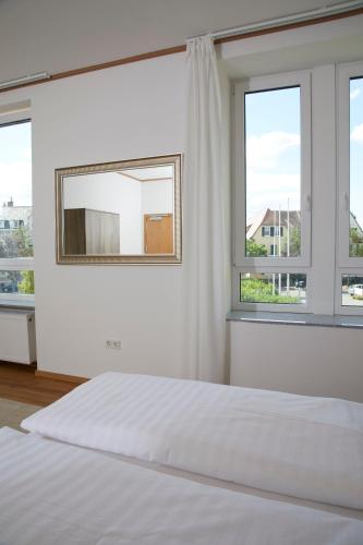 Una cama o camas en una habitación de Lothringer Hof