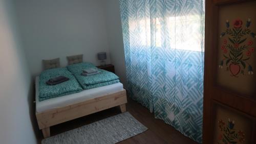 - une petite chambre avec un lit et une fenêtre dans l'établissement GRÜNER HAUS, à Gampern