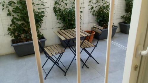 un patio con mesa, sillas y plantas en Bari Central Patio, en Bari