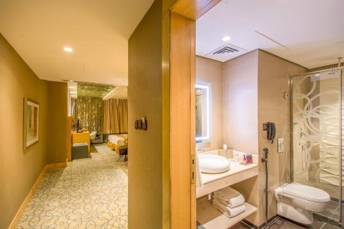 un bagno con doccia, WC e lavandino di Grand Plaza Hotel - Gulf Riyadh a Riyad