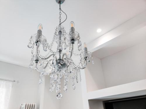 lampadario pendente appeso a un soffitto in una stanza di Appartamento Stefano Laudi a Porto SantʼElpidio