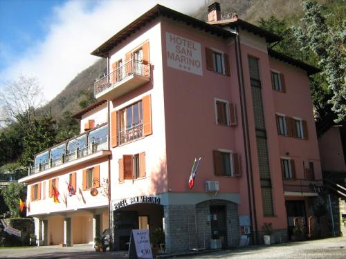 a pink building with a sign that reads hotel skikingking at Hotel San Marino in Laglio