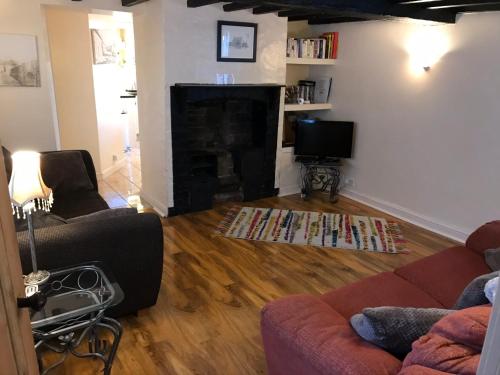 sala de estar con 2 sofás y chimenea en Bottesford Cottage - Leicestershire, en Bottesford