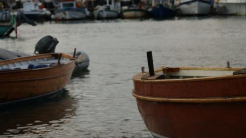 twee boten zijn aangemeerd in een lichaam van water bij La casa di Elba e Mario in Porto Santo Stefano