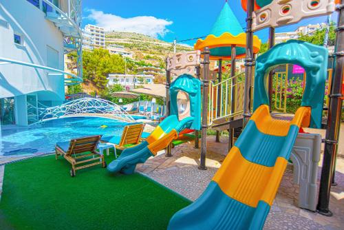een waterpark met een glijbaan en een speeltuin bij Bougainville Bay Hotel in Sarandë