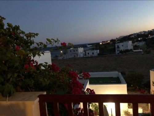 einen Blick auf die Stadt vom Balkon mit Blumen in der Unterkunft Akrogiali Hotel in Agios Sostis
