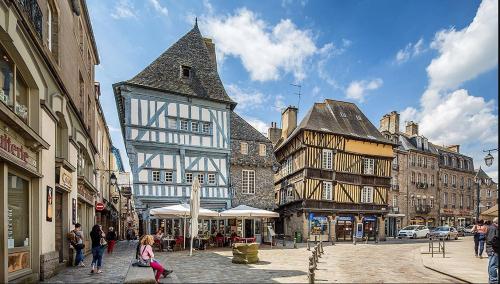un gruppo di edifici in una strada di una città di EGLANTINE APPARTEMENT CENTRE HISTORIQUE DE DINAN a Dinan