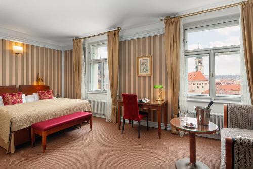 Postel nebo postele na pokoji v ubytování Hotel Paris Prague