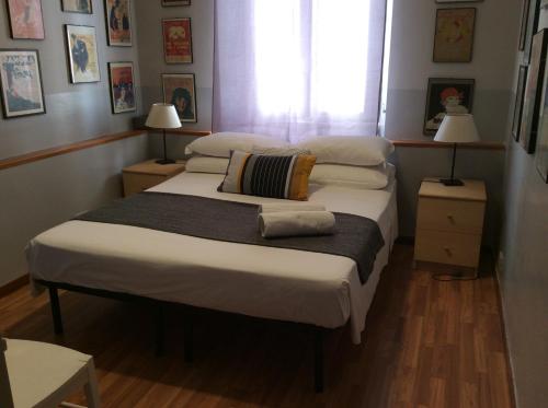 Vacanze Romane 2 في روما: سريرين في غرفة صغيرة بها مصباحين