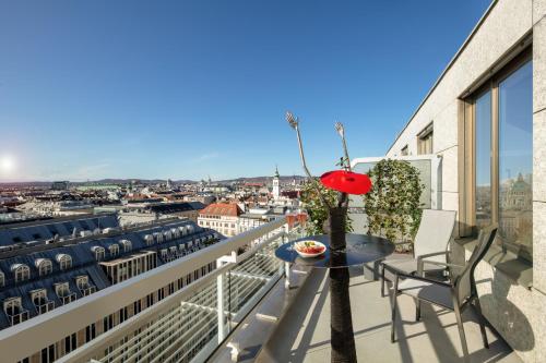a balcony with a table and chairs and a view at Hotel Am Parkring in Vienna