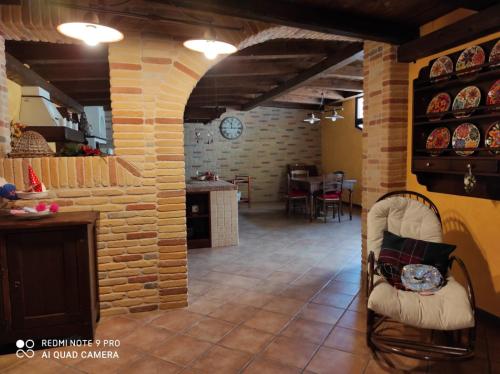 cocina y comedor con pared de piedra en La taverna di lulu, en Arnesano