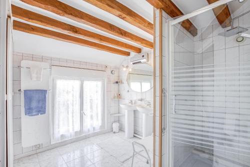 a bathroom with a shower and a sink at Gîte Leomie - Maison en pierre au pied des vignes - Monthurel in Monthurel