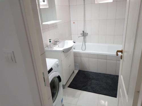 Ένα μπάνιο στο Apartament 8 Central