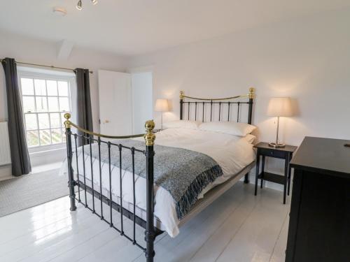 1 dormitorio con 1 cama grande con marco negro en Cefn Gwyn, en Talsarnau