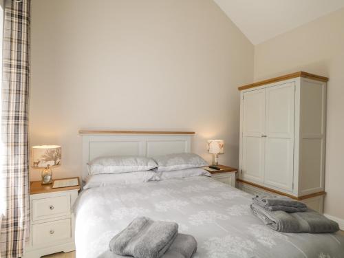 - une chambre avec un lit et 2 serviettes dans l'établissement Deer House, à Oldshore