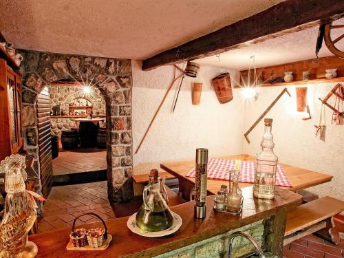 Apartment Beni-1 by Interhome في ماتولي: مطبخ مع طاولة وزجاجات عليها