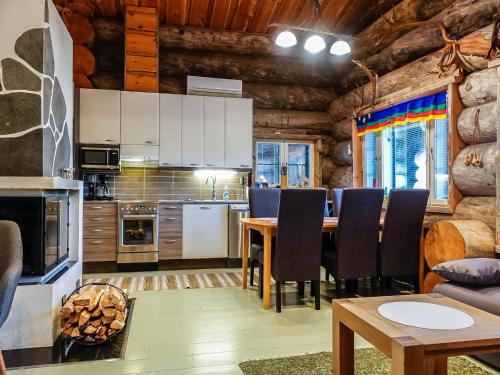 een keuken en eetkamer met een tafel en stoelen bij Holiday Home Villa mitja by Interhome in Karjalaisenniemi